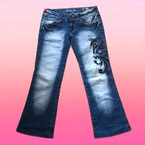 Ett par Crazy Age Jeans i bootcut modell som är blekta från låren till knäna och har en jättesnygg detalj på vänstra knäet! Byxorna är i storlek 28, skriv om ni har frågor! 😇