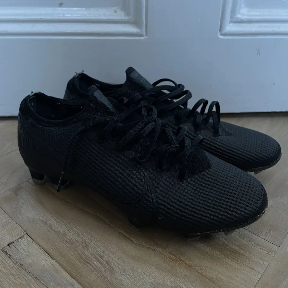 Ett par knappt Mercurials som blev något av ett felköp då jag felvärderade storlek & trodde jag skulle ”töja ut dom”. Helt fräscha. Nypris: 2 799 kr. Skor.