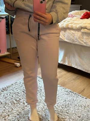 Rosa mjukis byxor🎀 - Väldigt sköna fina rosa mjukis byxor🎀Använd några gånger men i bra skick. Skulle söga att storleken motsvarar XS/S