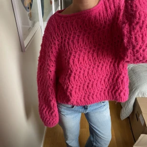 Stickad tröja - Stickad rosa tröja. *Köparen står för frakt.