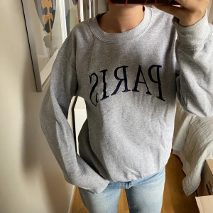Sweatshirt - Grå sweatshirt. Använd ett fåtal gånger. *Köparen står för frakt.