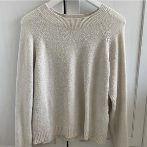 Stickad tröja - Stickad tröja från vero moda, i fint skick men har blivit nopprig 