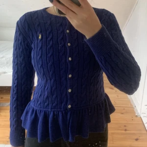 Kofta  - Supersöt kofta från ralph lauren som tyvärr inte kommer till användning. Kom gärna med frågor och prisförslag 💙