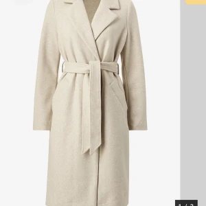 Beige kappa - En jätte fin beige kappa från vero Moda. Sparsamt använd men lite nopprig i storlek S