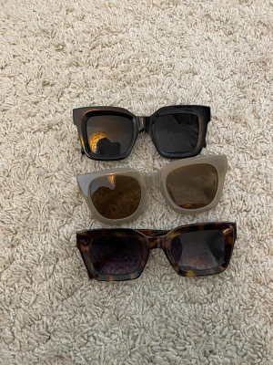 Solglasögon  - 2 par är från glitter och ett par från Shein. Alla tre är för 150kr då de inte är min modell 💕