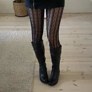 Supersnygga stövlar läder - Skitsnygga stövlar i läder med kortare klack. Storlek 40 (kan passa mindre med sula).  I princip oanvända (se bild 3 för bild på sulan). Köps via Swish eller köp nu 💋