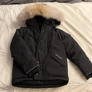 Canada goose jacka xs (barn) - Canada gooes jacka xs barn. Är i jätte fint skick nästan som ny. 