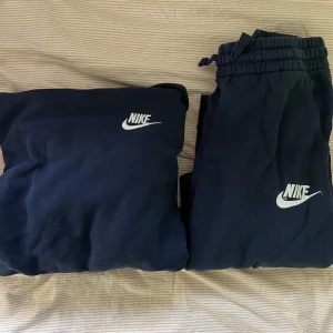 Nike set  - Säljer mitt mörkblåa Nike set då det aldrig kommer till användning! Använt max 5 gånger! Nyskick & bra kvalite! Tyvärr inte Kvitto kvar men köptes på Nike butiken i Malmö 💙 Storleken är barn men passar perfekt på mig som är 168 lång! Skicka för mer frågor