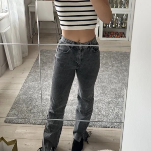 Jeans - Jeans med slits längst ner från pull&bear. Jätte fint skick!!💗💗