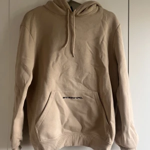 Beige hoodie - Ascool beige hoodie från hm med tyck på ryggen!! 