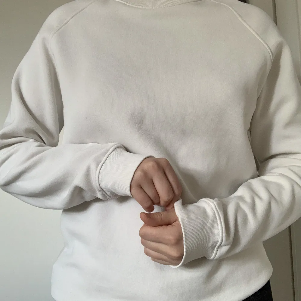 Skön oversized sweatshirt från Weekday. Det är stroken S men sitter oversized på mig som vanligtvis bär storlek M.. Hoodies.