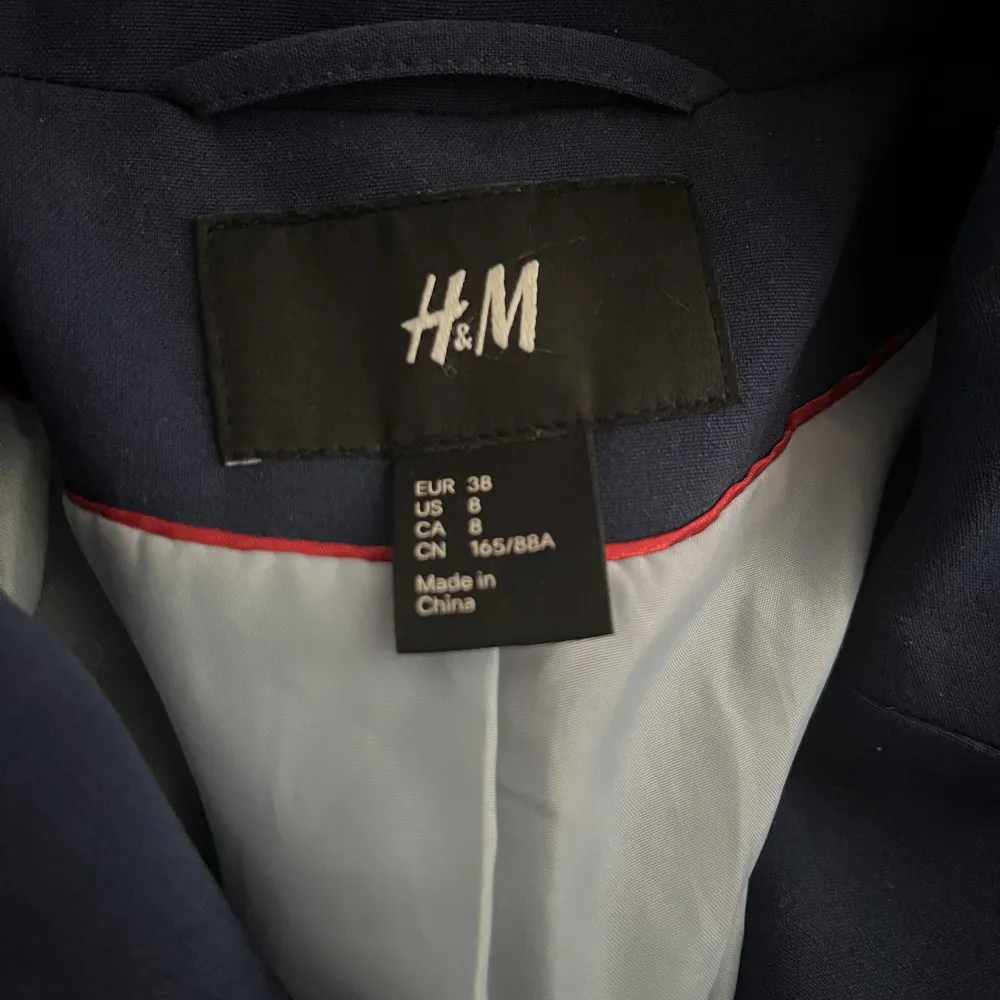 Blå kavaj från H&M, fått den men passar ej. Så vet inte priset, därav billigt pris. Kostymer.