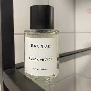 Säljer denna parfym från Essnce i doft black velvet. 50ml och den doftar som black opium från Ysl. Endast testad så hela flaskan kvar💓