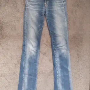 Säljer mina replay jeans då de inte kommer till användning längre❤️modell straight