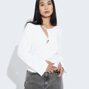 Blus/tröja  - Långärmad vit asymmetrisk topp från bikbok. Lite längre ärmar med en slit. Slutsåld på hemsidan💞