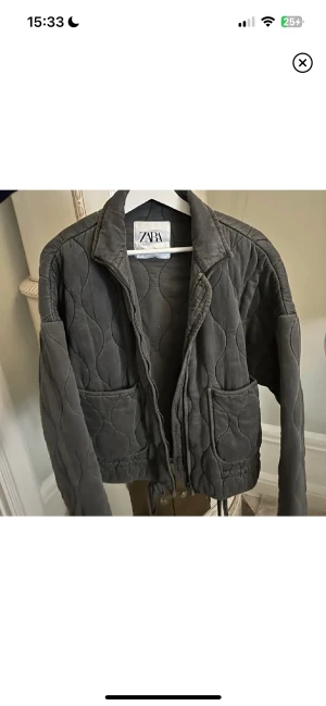 Zara Jacka  - Så sjukt fin höstjacka från Zara! Helt i nyskick använt ca 3 gånger under förra hösten, förra annonsen gäller ej storlek S men sitter lite oversized vilket öst snyggt! (jag är 173)