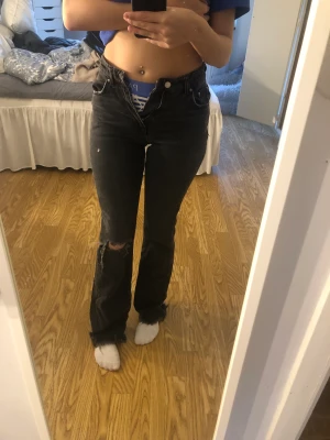 Byxor  - Säljer dessa byxor för dom är små för mig kan inte ens knäpp den 🤪har använt rätt mycket men dom är i väldigt bra skick 💕skriv för mer frågor 💕166 lång💕på modem ser d ut som en fläck men d är bara bilden 