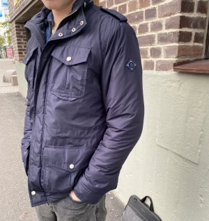 J Lindeberg jacka - Säljer nu min grymt snygga J Lindberg jacka, pga att jag vuxit ur den.   - Nypris 3200 - Cond 9/10 - Strlk M/50 - Säljes i nyskick