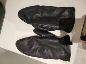 Tummvantar i skinn - Tummvantar i skinn. Endast använda 1gång 