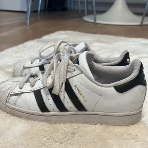 Sneakers Adidas - Säljer mina sneakers från Adidas. Det är i använt skick men fortfarande fina. storlek 38 2/3. 💗 