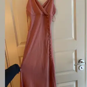 Säljer denna klänningen från Zara . Använt bara en gång. Kontakta mig för fler bilder 💕
