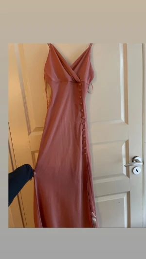 Klänning  - Säljer denna klänningen från Zara . Använt bara en gång. Kontakta mig för fler bilder 💕