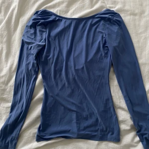 Tröja - Jättesnygg tröja från Gina Tricot. Öppen i ryggen med lite volang. Den är tyvärr lite för liten för mig. Storlek xs. Skriv för mer info