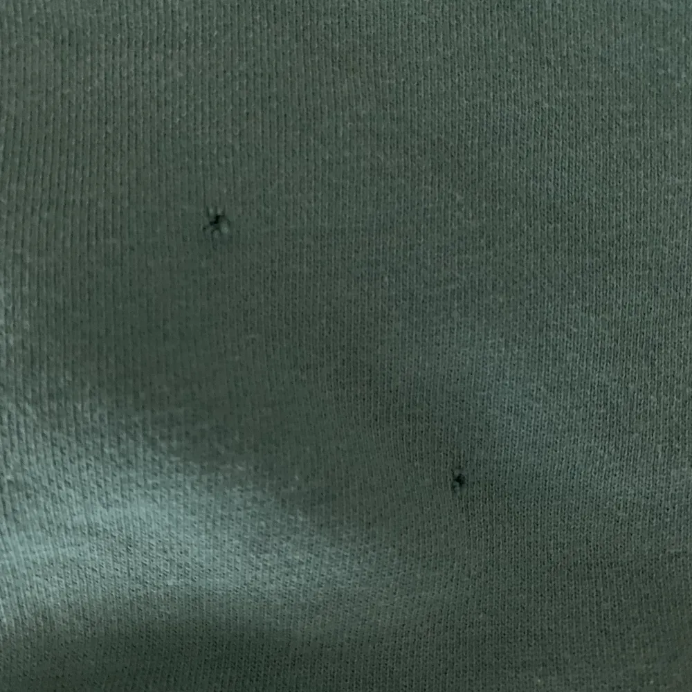 Stussy tröja med tryck på ryggen och framsidan, ej använd så mycket.  obs, två små hål på framsidan men dem syns knappt vid användning . Tröjor & Koftor.
