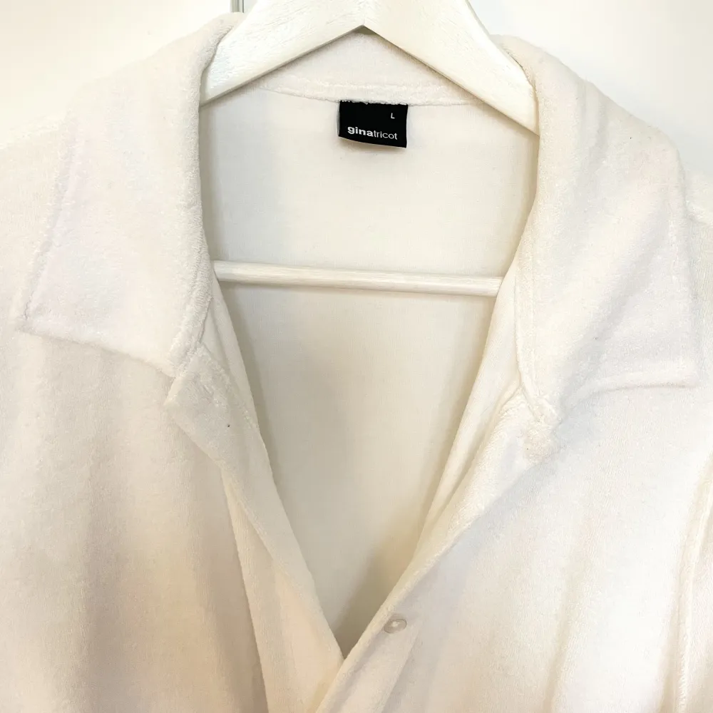 Frotté skjorta (?) från Gina tricot, storlek L, väldigt skön. Använd endast 1 gång . Skjortor.