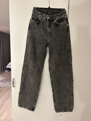 Grå Jeans - I princip helt oanvända jeans från chicuelle, storlek 36