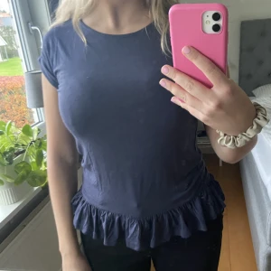 T-shirt - En fin t-shirt som kan passa till vardags men ocksp lite finare om man vill. Den har tyvärr aldrig kommit till användning och är köpt för 249 för längesen. Har en jättesöt volange-detalj längst ner😍den är i 146/152 men gör att använda som xs och s, jag s