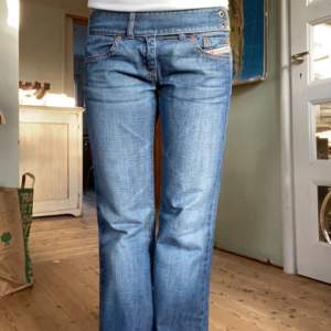  Snygga blåa jeans från Diesel, de är lågmidjade och är i bootcut modell💗 inga defekter  Midjemått: 37 cm rätt över  Innerbensmåttet: 80cm