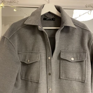 Jacka Gina Tricot - Jättefin lite längre jacka från gina tricot, knappt använd så fint skick! Storlek 36.