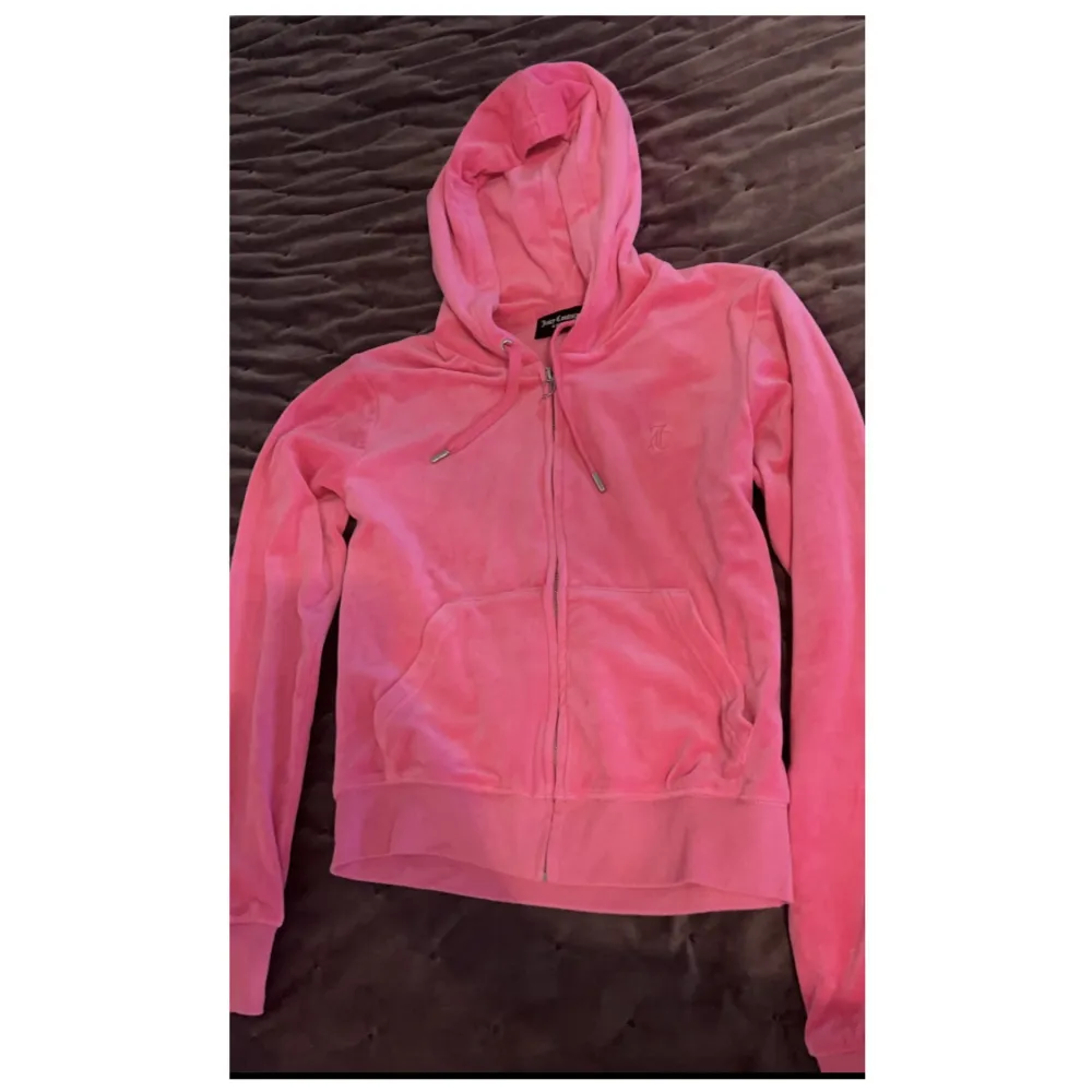 Säljer mitt Juicy Couture set i färgen ”pink”. Huvtröjan är i modellen ”ROBERTSON HOODIE” och byxorna i ”DEL RAY POCKET PANT”, settet köptes ihop. Settet är i storlek medium. Finns inga defekter, använt fåtal gånger. 💗🎀 Settet säljs endast tillsammans 🎀💗. Hoodies.