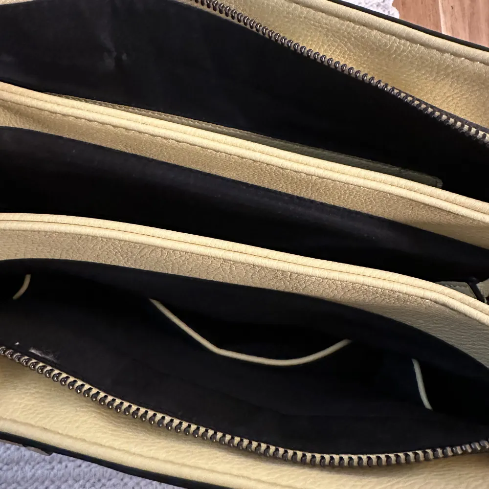 Säljer min fina gula väska/ axelremsväska. Finns så bra förvaring i den med flera fack! Nyskick då den knappt är använd. 140💜 från märket dondonna . Accessoarer.