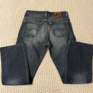Lee jeans - supersnygga lågmidjade lee jeans! köpte second hand men säljer för att dom är för stora för mig. storleken står inte på byxorna men midjemåttet är ungefär 83cm och innerbenslängden är ungefär 68cm :))