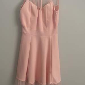Rosa klänning säljes. Använd en gång. Hämtas i Märsta eller skickas mot fraktkostnad.