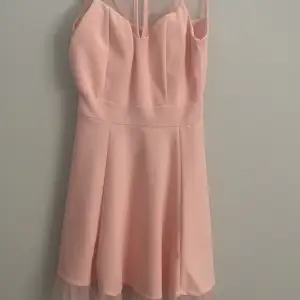 Rosa klänning säljes. Använd en gång. Hämtas i Märsta eller skickas mot fraktkostnad.