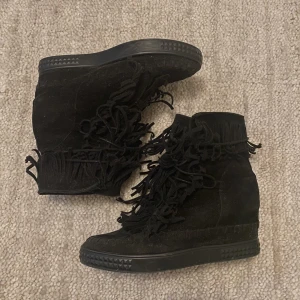 Svarta fransskor med kilklack - Superfina fransskor med kilklack!! ⚡️ lite slitna men så fina ändå! Vet ej märke💖💖 superpopulära🙌🙌