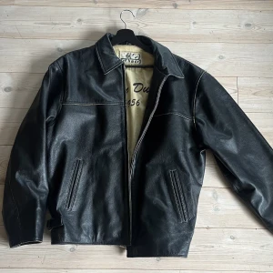 Gatto Rusty Dusty 1956 Läderjacka - Storlek L 52, toppskick inga flaws Läderjacka med grymt skön passform. 