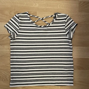 Randig t-shirt - Fin t-shirt från Lindex men fin rygg, är i storlek 127 men skulle själv säga den passar upp till 12-13 då den är super strechig💗