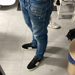 dondup jeans - tja säljer dessa nya dondup jeans storlek 33 george använda få gånger,   fixat hål se bild 3. syns inte vid användning 