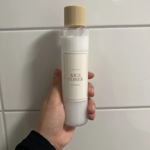 Koreans hudvård  - Säljer denna k-beauty tonern från ”iam from Rice toner”, väldigt bra toner som innehåller bra ämnen för ansiktet men tyvärr så passade den inte min ansikts typ då jag direkt efter första gången fick en allergisk reaktion, kan tänka mig att gå ner i pris. 