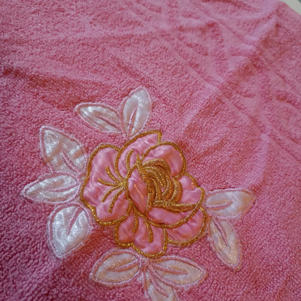 Rosa handduk med broderad blomma! 30 kr! . Övrigt.