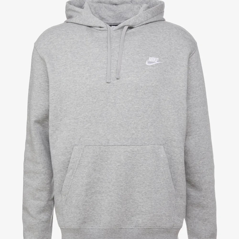 Grå Nike hoodie i storlek S. Knappt använd och därför i väldigt bra skick nypris på 629kr men säljer endast för 399kr men kan gå ner i pris vid snabb affär❤️. Hoodies.