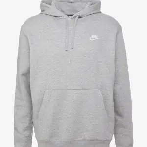 Grå Nike hoodie i storlek S. Knappt använd och därför i väldigt bra skick nypris på 629kr men säljer endast för 399kr men kan gå ner i pris vid snabb affär❤️