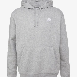 Grå Nike hoodie - Grå Nike hoodie i storlek S. Knappt använd och därför i väldigt bra skick nypris på 629kr men säljer endast för 399kr men kan gå ner i pris vid snabb affär❤️