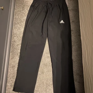 Adidas byxor  - Tja, säljer ett par träningsbyxor från adidas som endast har används ett fåtal gånger. Skick 9/10 som ny. 