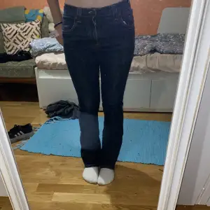 Säljer dessa skitsnygga lågmidjade mörkblåa nudie jeans pga att de inte används. Nästan aldrig använda och skitcoola. Jag är 160 för jämförelse och de passar jättebra. Nypris runt 1 500