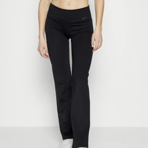 Bootcut yogapants/träningstights nine - Svarta utsvängda träningstights/yogapants från Nike. Lågmidjade. Liknar de från lululemon. Superbra skick